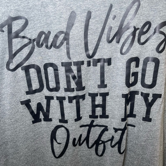 Bad Vibes Don’t Go With My Outfit Gray Graphic T-Shirt - Picture 3 of 5
